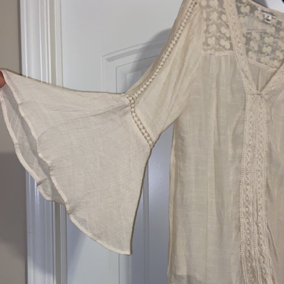 Flowy blouse with adorable design - Picture 2 of 5